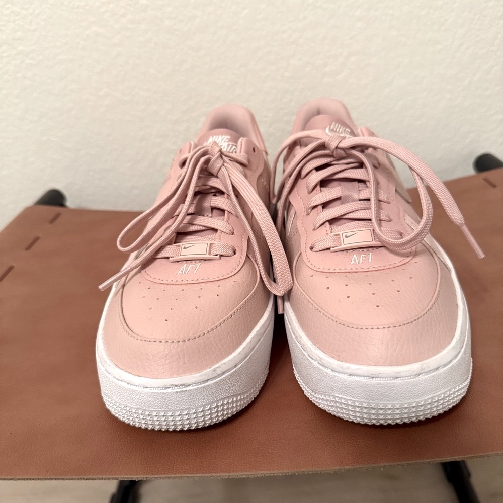 Nike| EUC Women’s size 7.5 Nike Air Force Sneakers in Pink - Picture 3 of 6